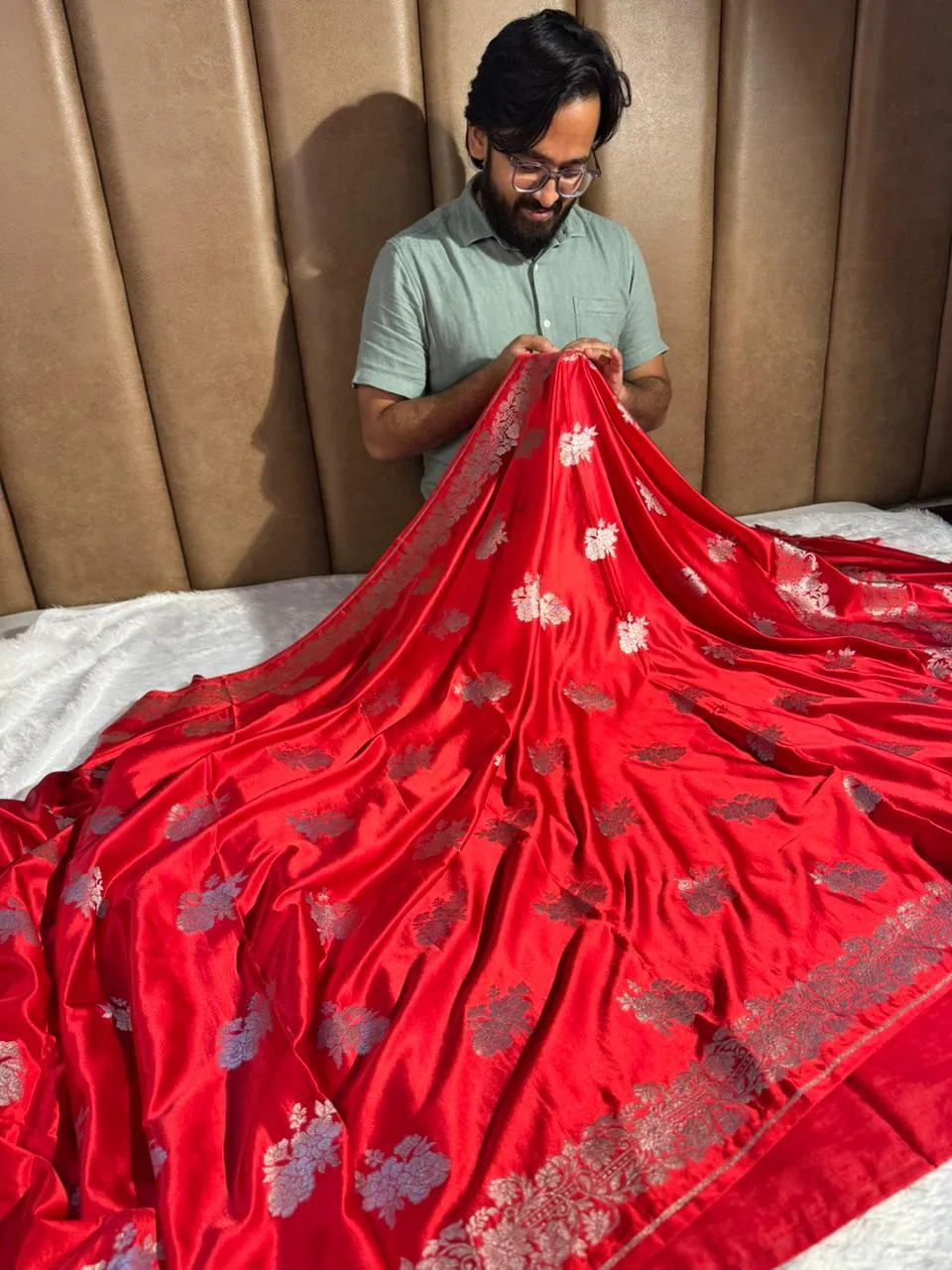 Bridal Red Mashru Katan Silk Banarasi Saree with Rich pallu and blouse - Image 3