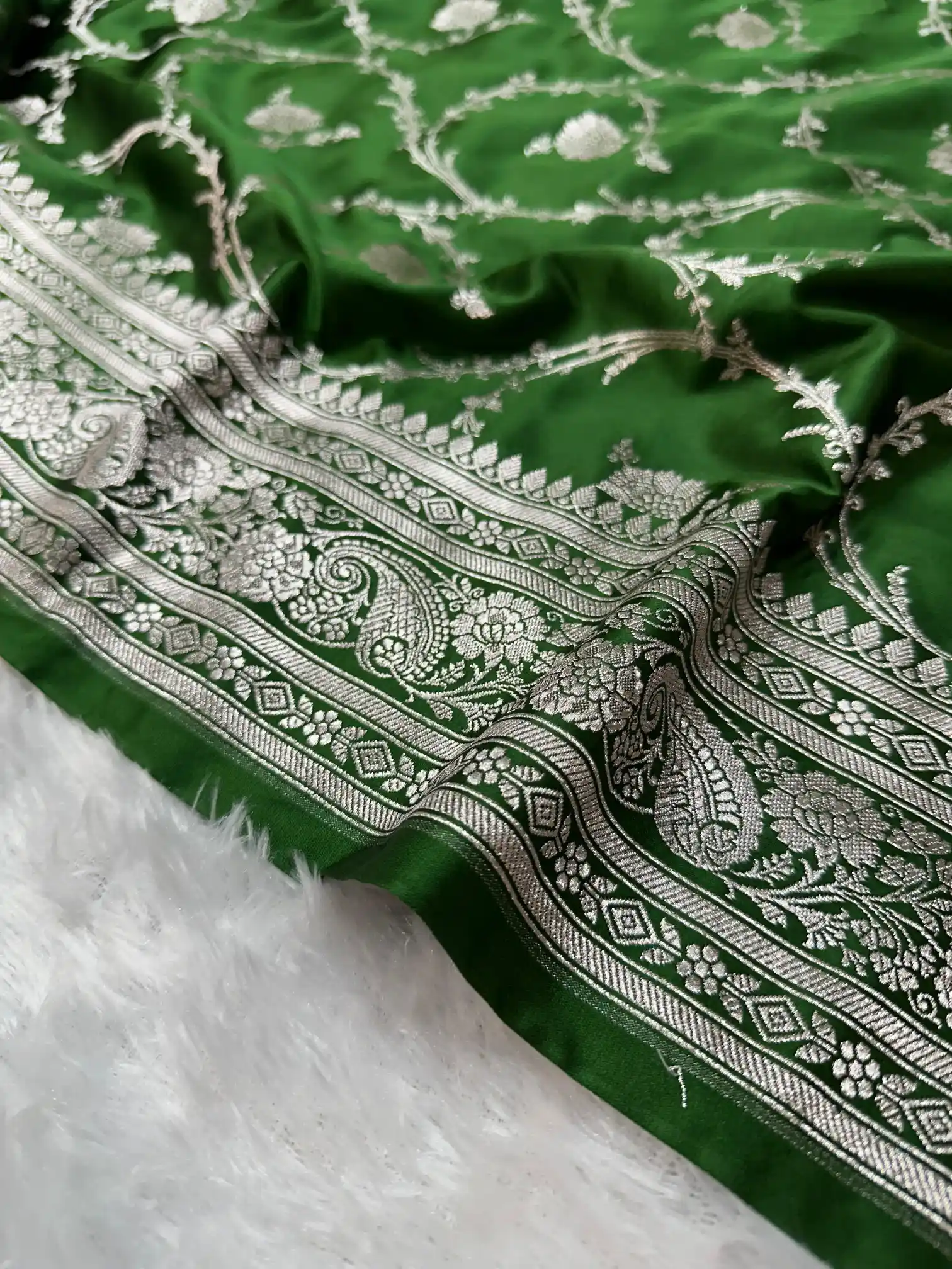 Dark Green Mashru Katan Silk Intricate Floral Weave Banarasi Saree - Image 2