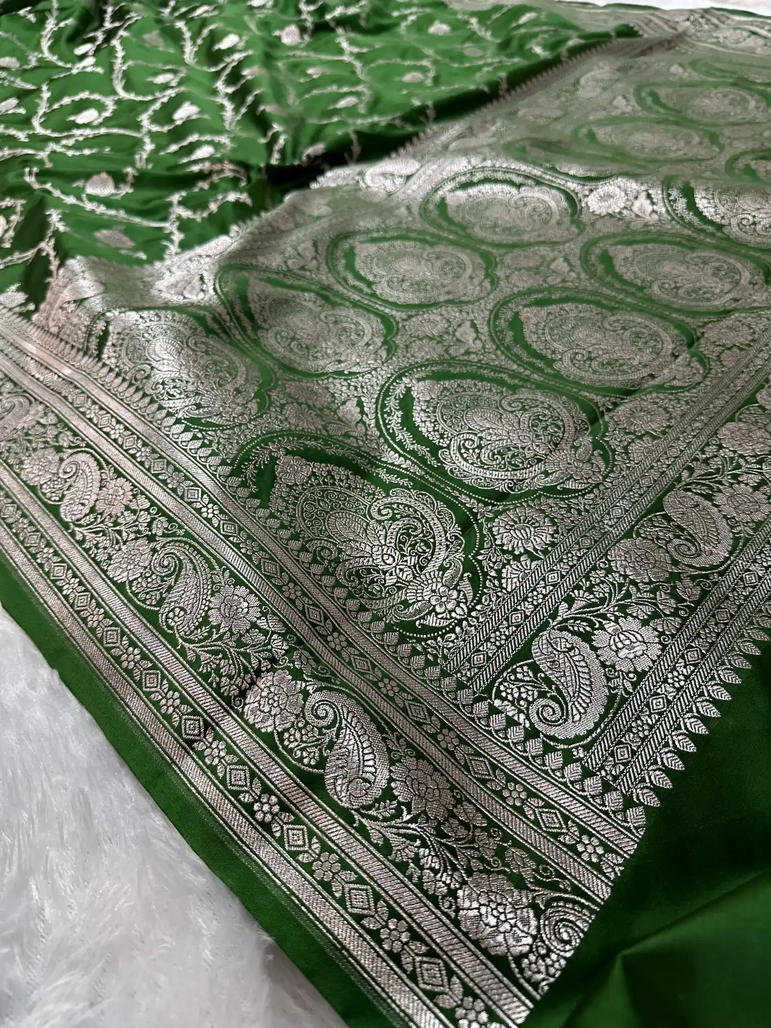 Dark Green Mashru Katan Silk Intricate Floral Weave Banarasi Saree - Image 5