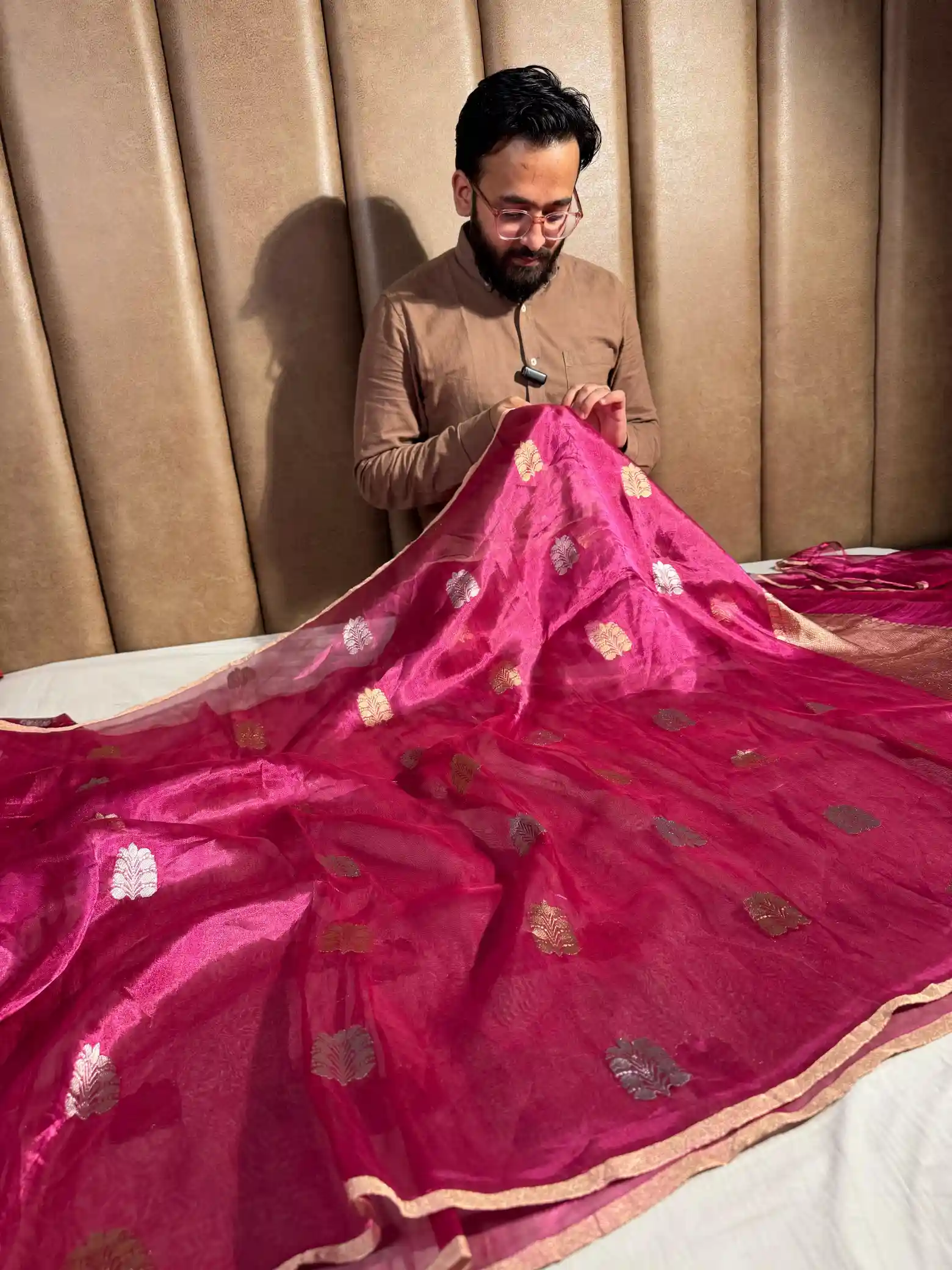 Dark Pink Handwoven Pure Tissue Silk Saree - Image 3