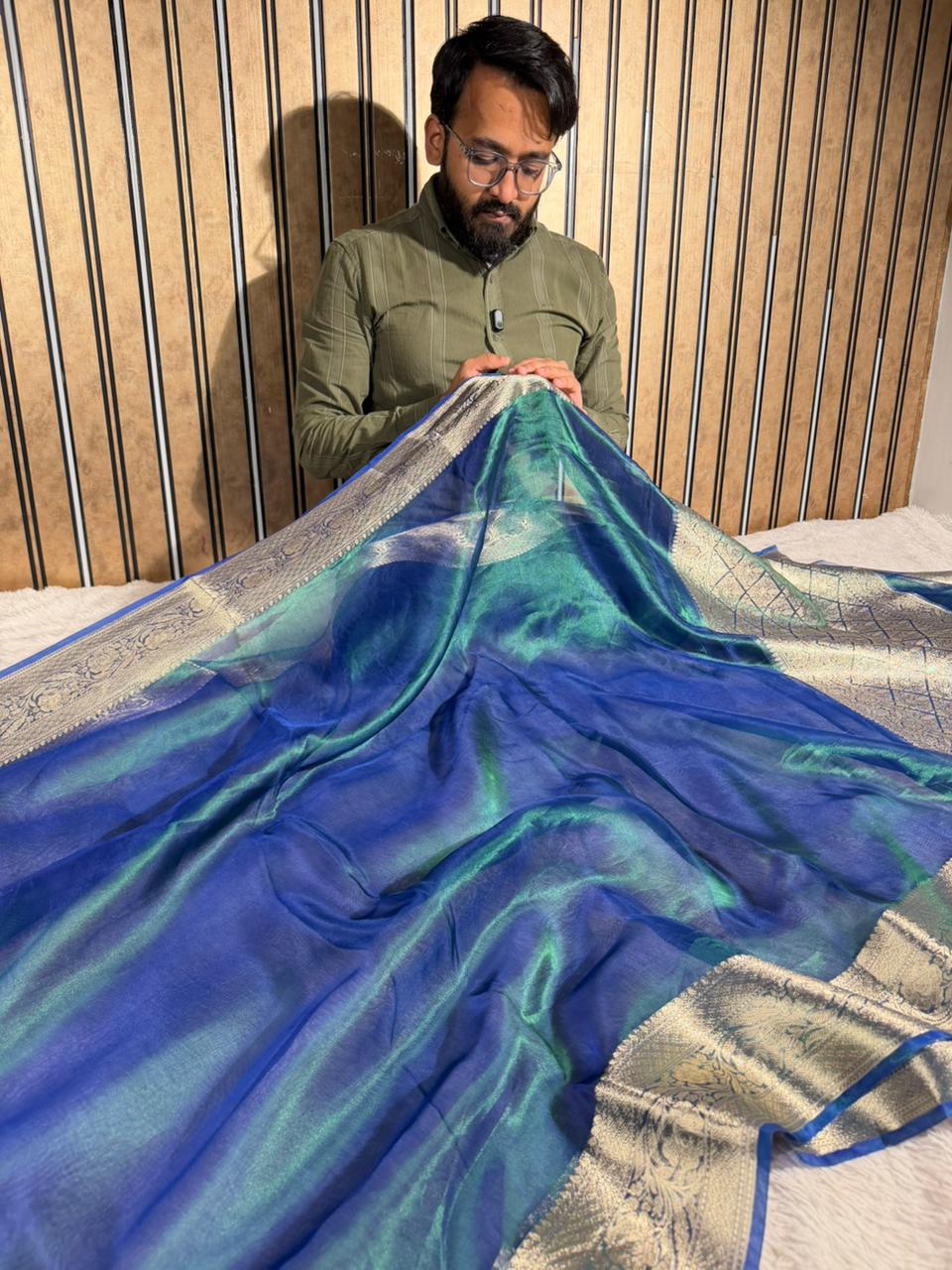 Dual Shaded Sapphire Pure Tissue Silk Banarasi Saree - Image 4