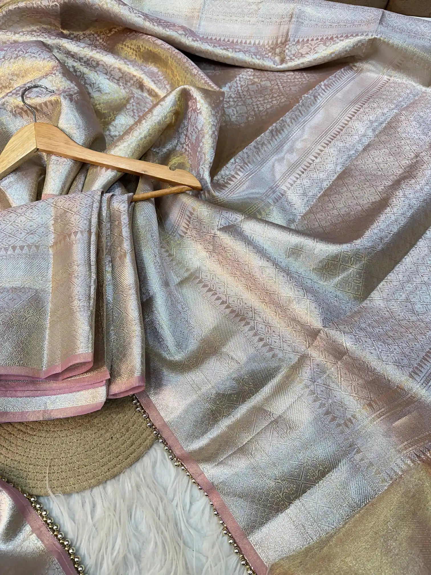 Dual Tone Glass Tissue Silk Ikkat Weave Lace Work Banarasi Saree - Image 3