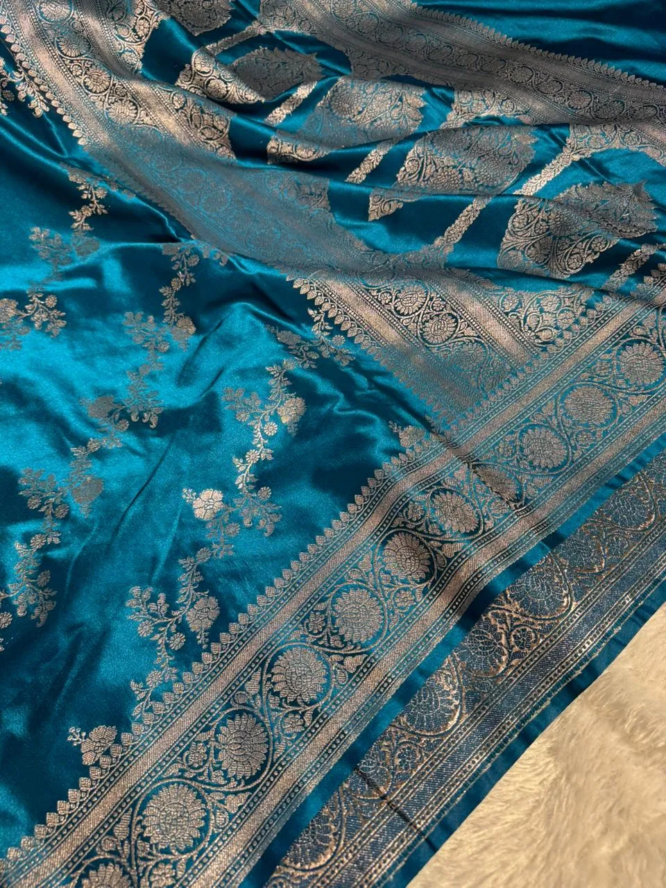 Emerald Blue Mashru Katan Silk Leheriya Pattern Banarasi Saree - Image 2