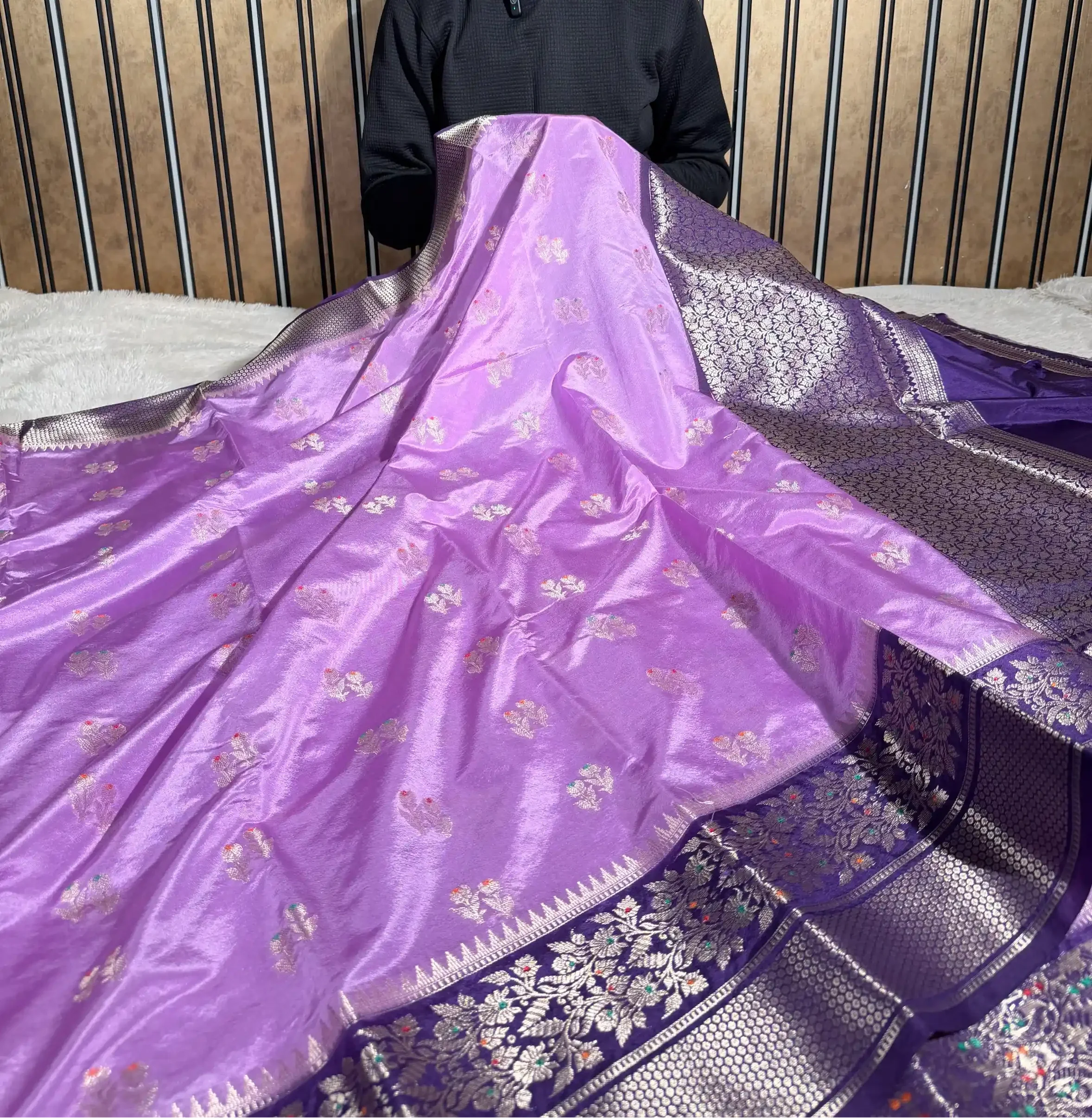 Lavender Raw Chinia Silk Flower Buta Banarasi Saree - Image 2