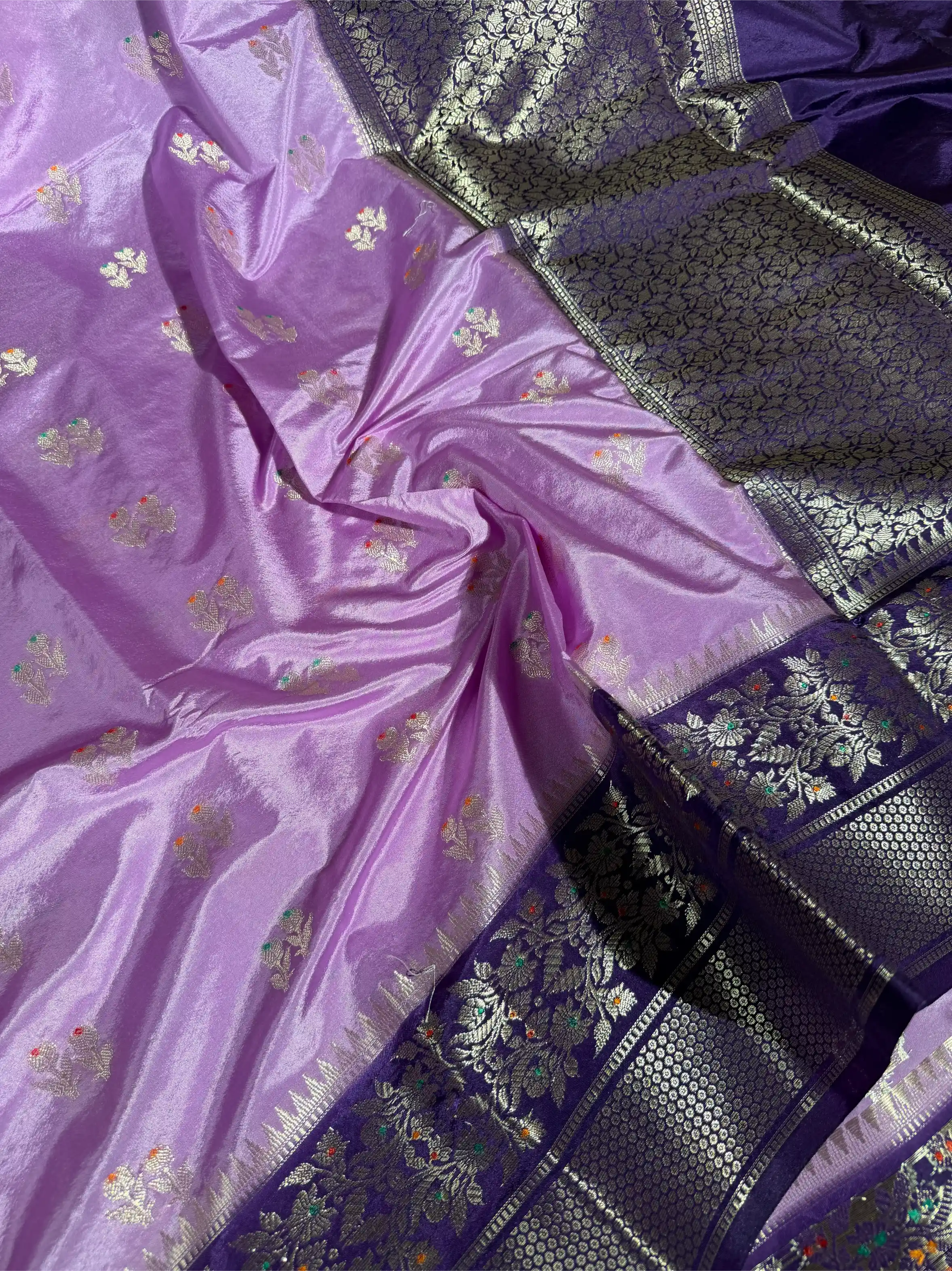 Lavender Raw Chinia Silk Flower Buta Banarasi Saree - Image 3