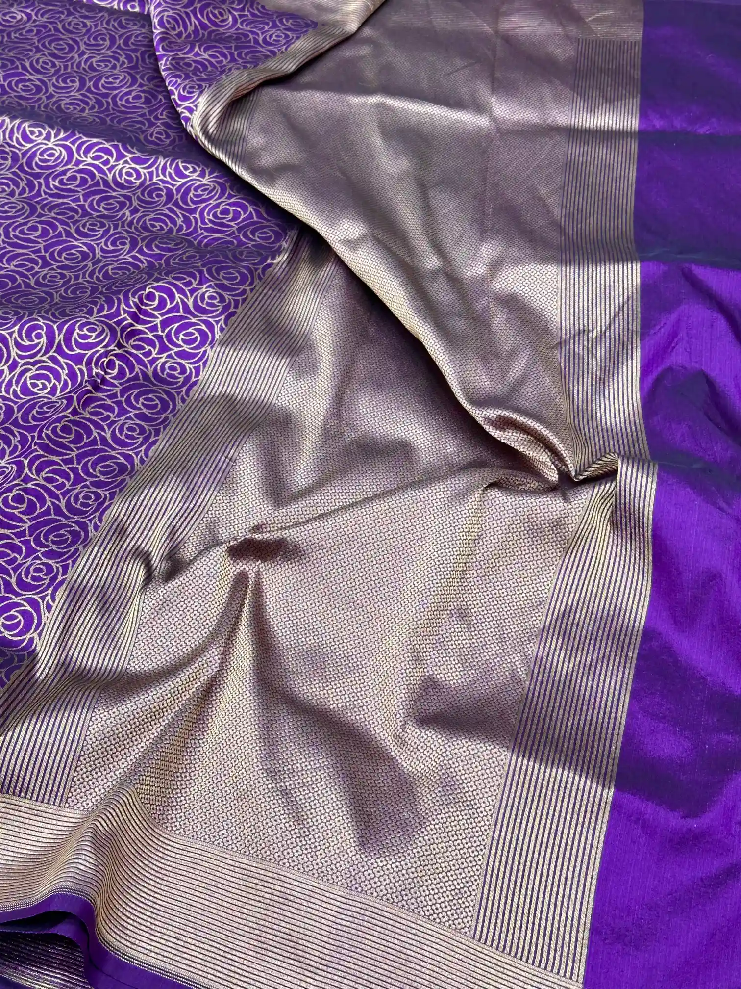 Light Purple Floral Embossed Pure Katan Silk Banarasi Saree - Image 3