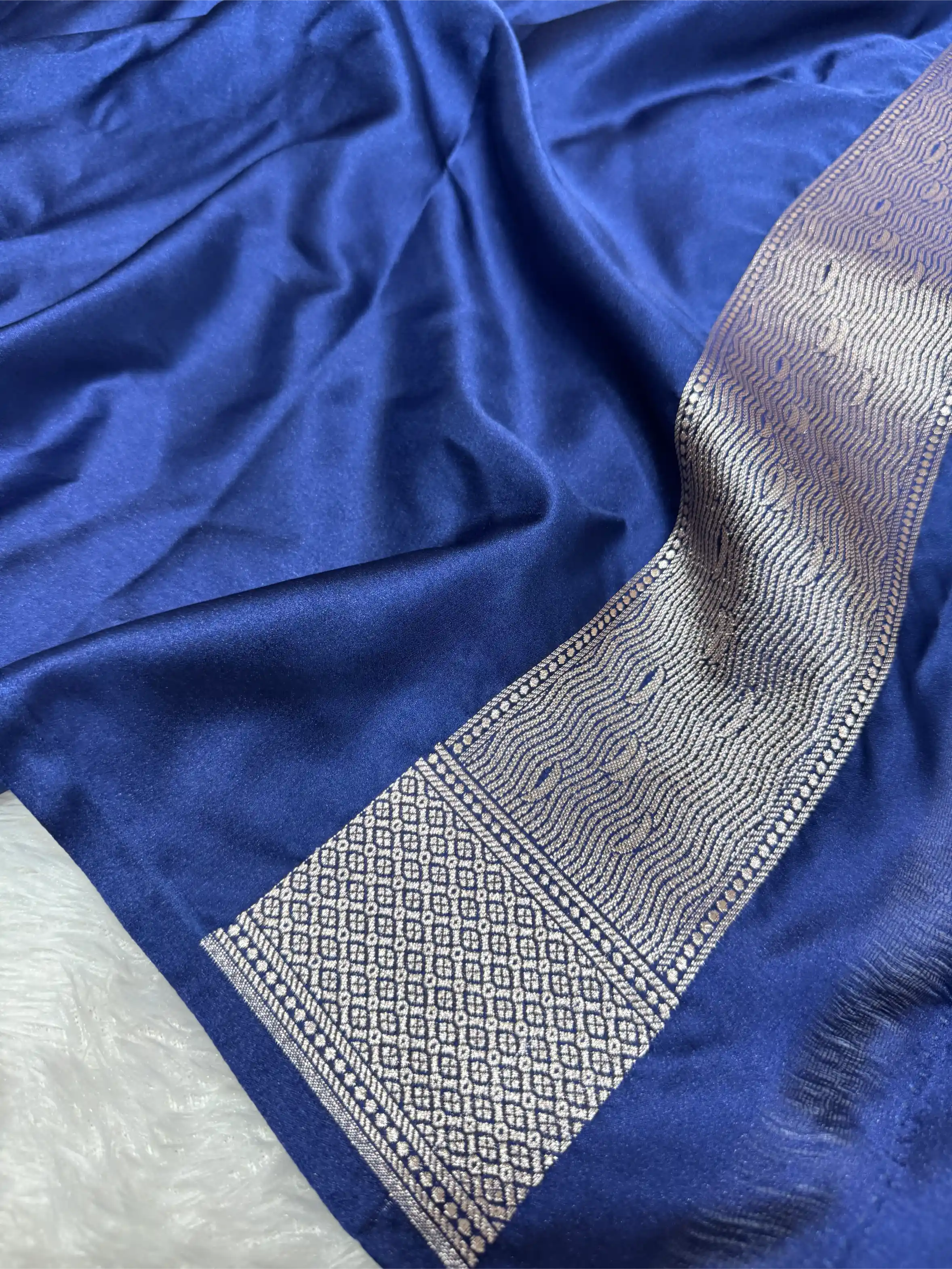 Navy Blue Mashru Katan Silk Ghats Banarasi Saree - Image 5