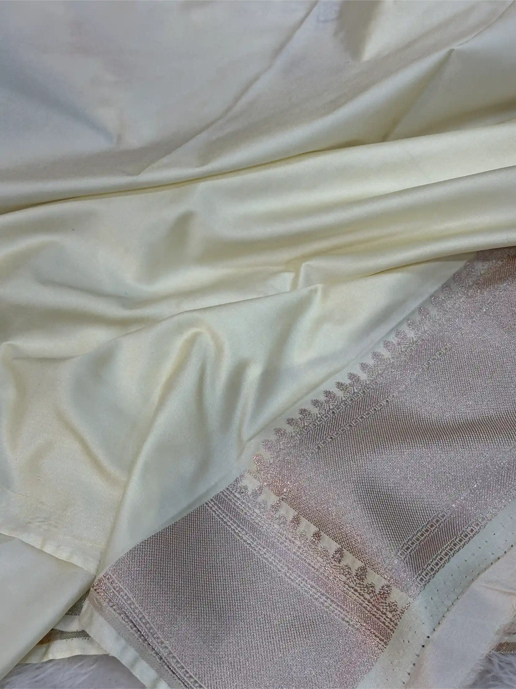 Off White Mashru Katan Silk Meenakari Intricate Weave Banarasi Saree - Image 5