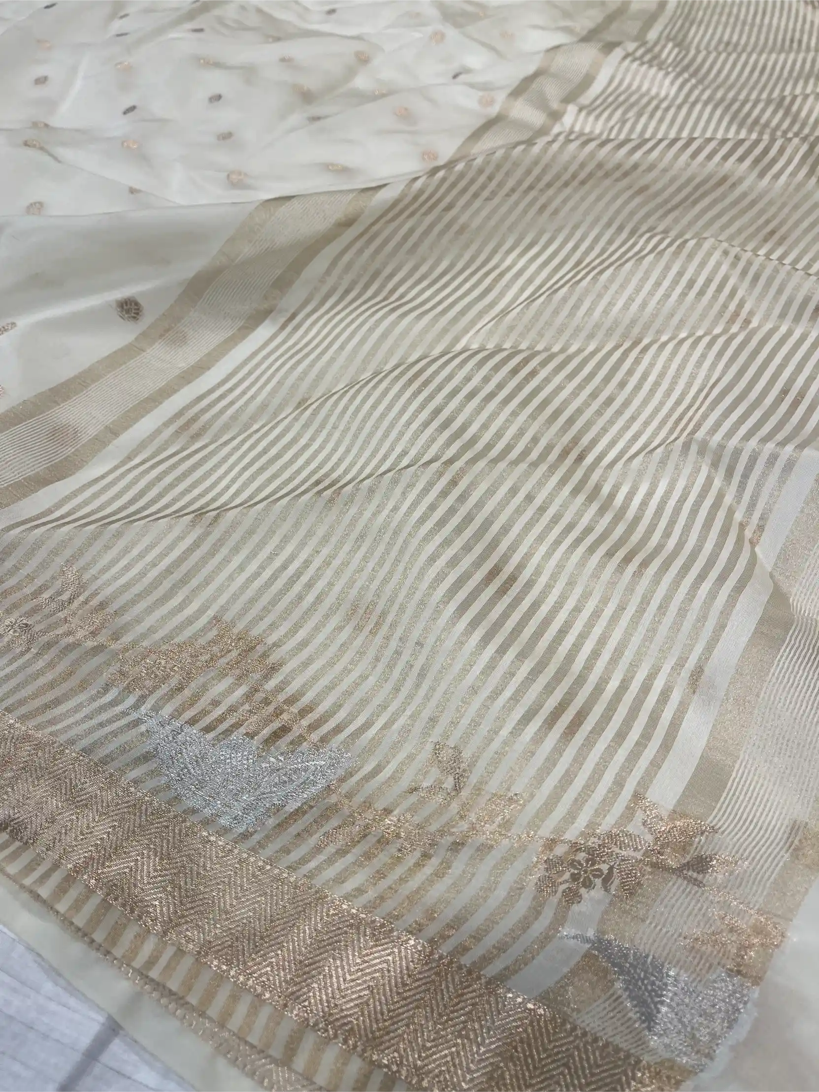 Off-White Warm Silk Contemporary Weave Banarasi Saree - Image 3