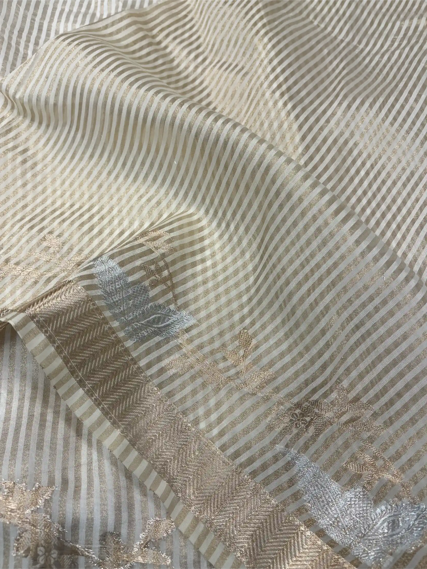 Off-White Warm Silk Contemporary Weave Banarasi Saree - Image 4