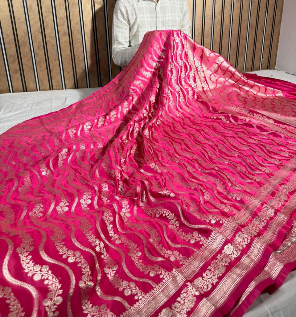 Rani Pink Mashru Katan Silk Leheriya Weave Banarasi Saree - Image 3