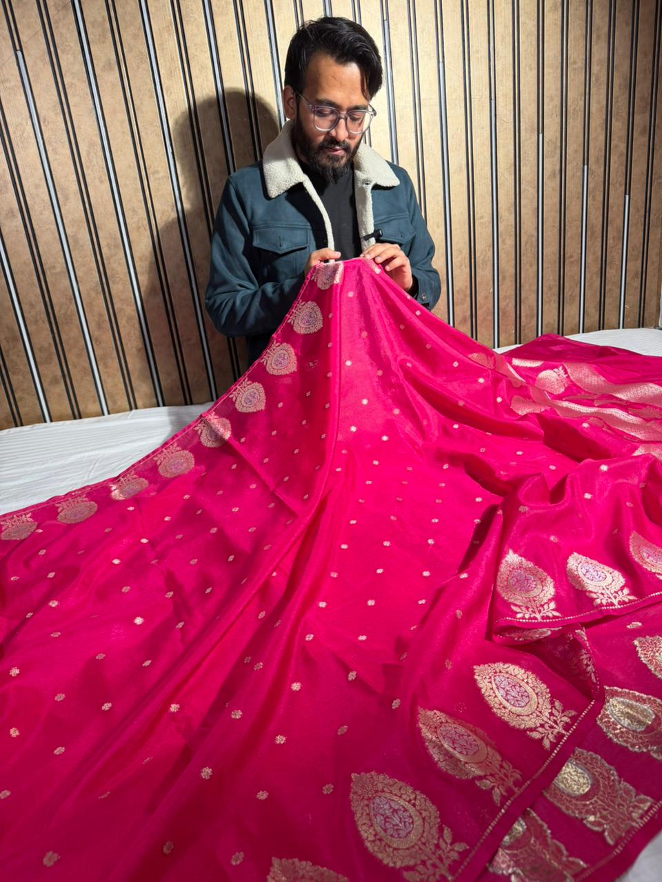 Rani Pink Warm Silk Traditional Buti Weave Banarasi Saree - Image 3
